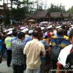 吉林长白山天池因领导视察封锁，千名游客抗议