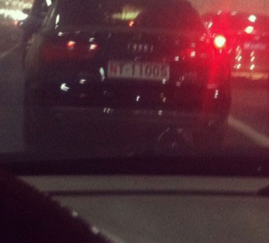 BBC | 中国网友：仍有高档豪华车使用军车号牌