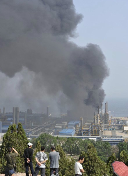 自曲新闻 | 中石油大连公司油罐爆炸 2人受伤2失踪