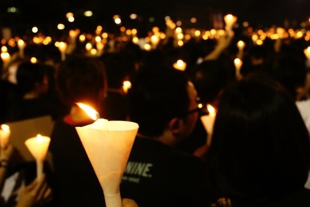 BBC | 暴雨滂沱 香港15万人烛光晚会悼六四