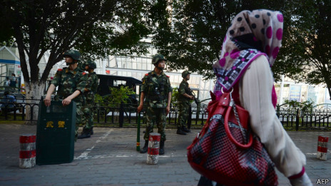 BBC | 新疆收缴刀具并悬赏征求反恐情报