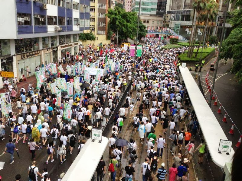 BBC | 香港年度七一游行倾盆大雨中起步