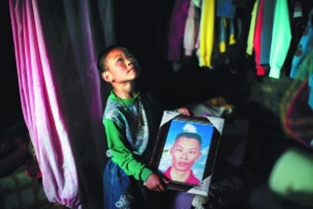 东方早报 | 贵州“超生父亲”之死：捆绑式计生执法悲剧