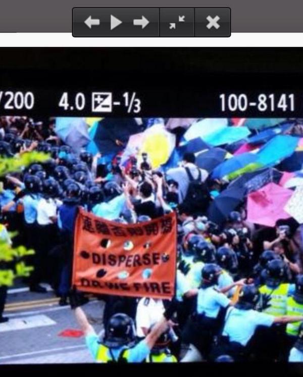 苹果日报｜香港在哭泣 6萬人爭民主 警催淚彈驅離