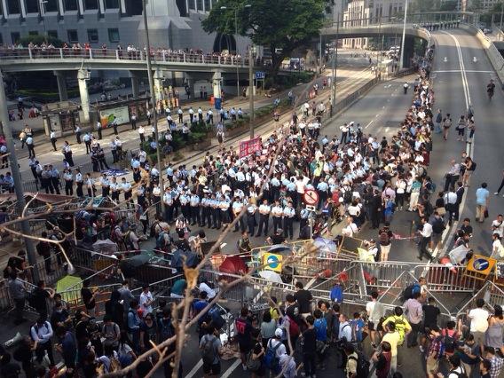 法广 | 香港占中人士与警方冲突 警方清场多人被捕