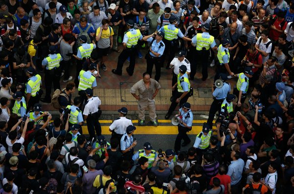 纽约时报｜香港警察在责难声中艰难履职