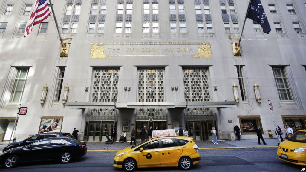 一辆出租车驶过纽约著名的华尔道夫酒店。（2014年10月6日）
