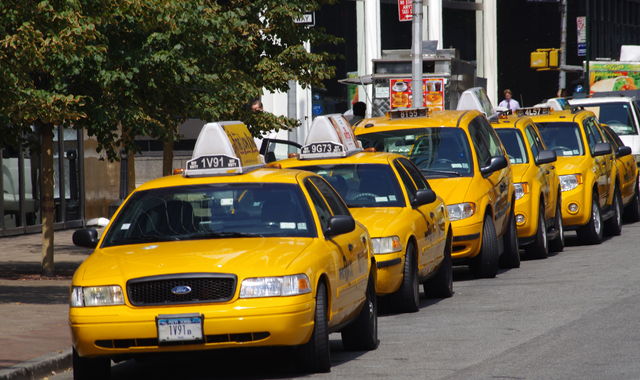 好奇心日报：二十年不变的出租车市场 如何在14月里被撬动？