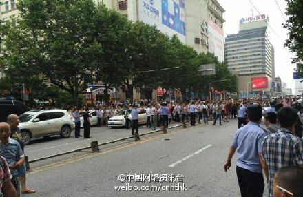 荆楚网 | 武汉近千名专车司机聚集反对钓鱼执法
