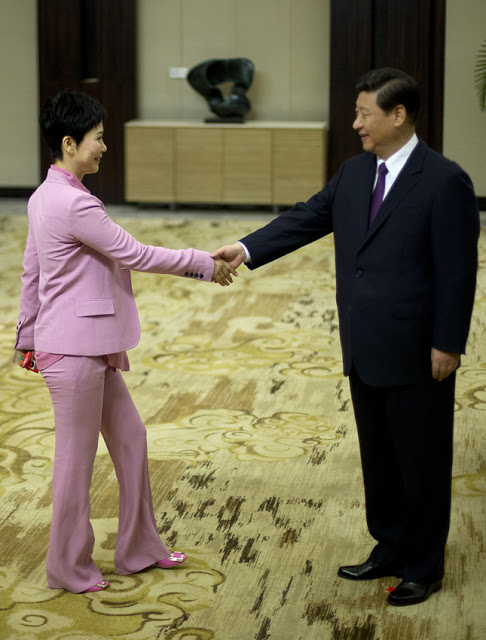 China's President Xi Jinping (R) shakes hands with Li Xiaolin, CEO of China Power International Development Ltd. and daughter of former Chinese premier Li Peng, during his meeting with representatives of entrepreneurs at the annual Boao Forum for Asia in Boao on the southern Chinese resort island of Hainan on April 8, 2013. State and government leaders from Asia and other regions have been invited to attend three-days of economic meetings for the annual Boao Forum for Asia in Boao, a coastal town in south China's Hainan Province.   AFP PHOTO / POOL / Alexander F. Yuan