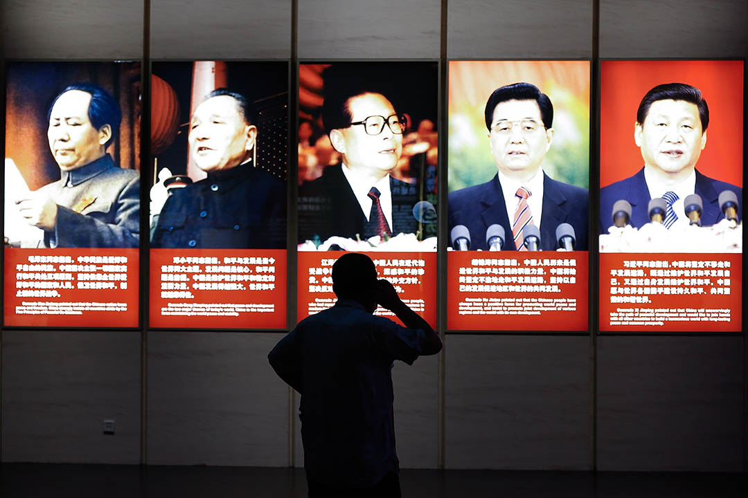2015年7月7日，北京，一名参观者在中国抗日博物馆中观看中共领导人的展板。左起为毛泽东、邓小平、江泽民、胡锦涛及现任中共总书记习近平。摄：Lintao Zhang/GETTY