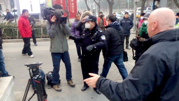 警员试图阻止BBC采访队摄像。
