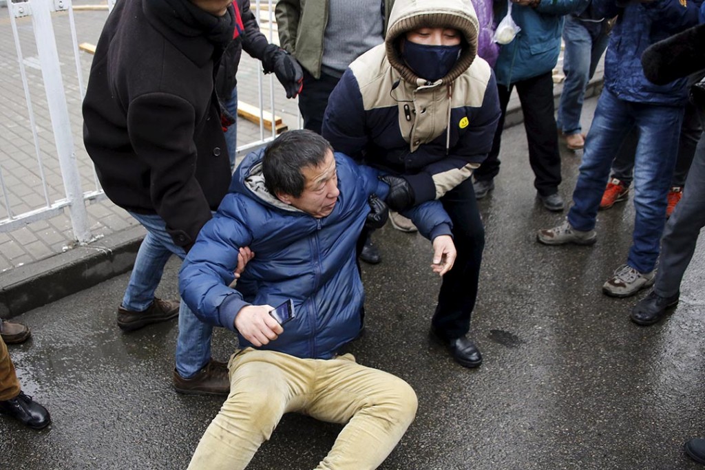 便衣警察拉走一名到法院声援的浦志强支持者。 摄:Kim Kyung-Hoon/REUTERS