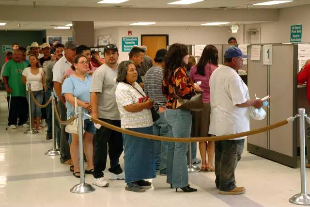 美国，排队领取失业救济金的市民。