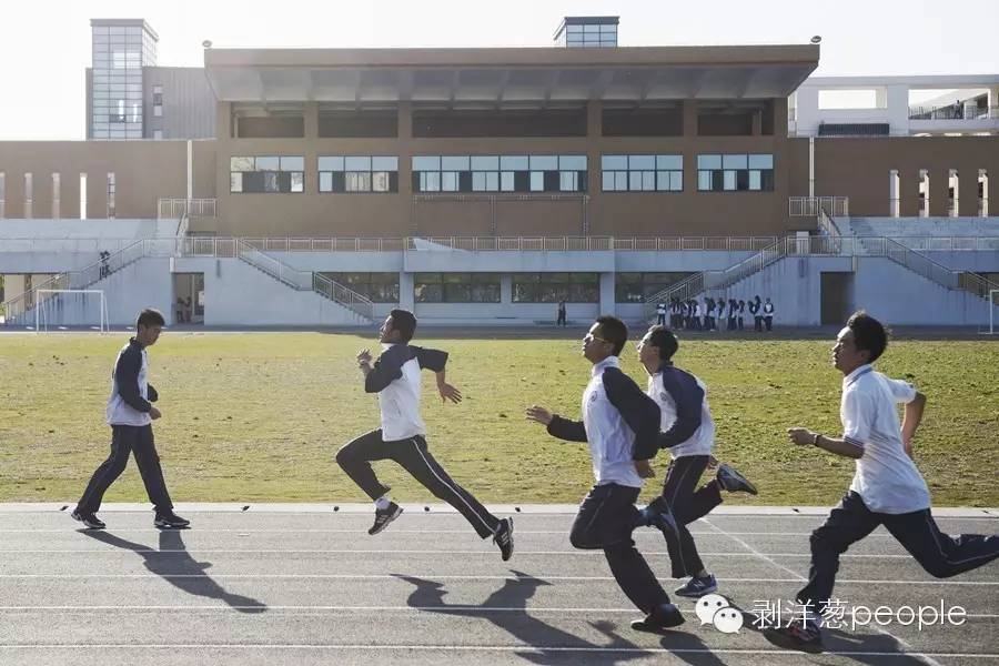 4月19日，辽河路常州外国语学校，学生正在上体育课，这里教学正常进行。新京报记者王嘉宁 摄