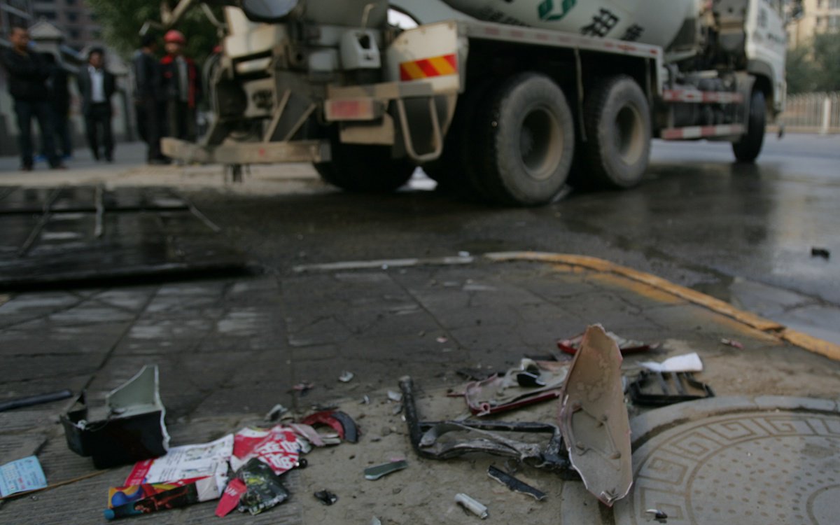 2012年11月，西安一对骑电动的母子被水泥车撞倒。/视觉中国