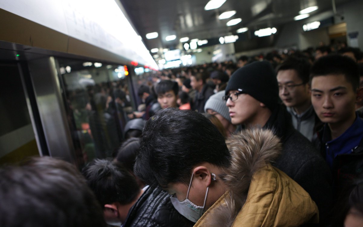 2015年12月24日，北京地铁人满为患。/视觉中国