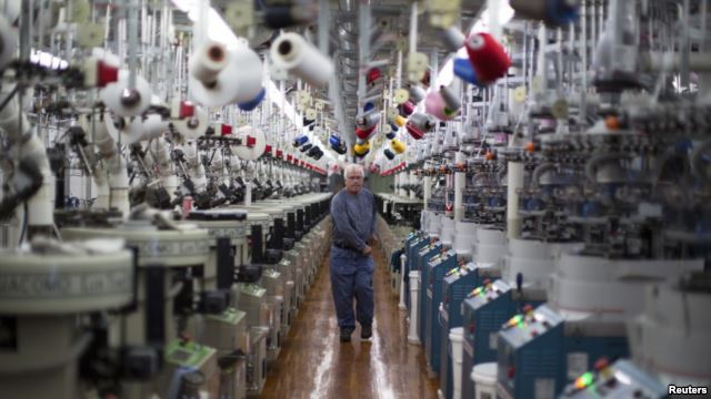 2015年10月22日， 一名工人在阿拉巴马州佩恩堡的 Shankel’s 袜子工厂检查机器（路透社）