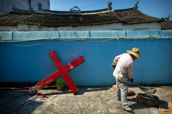 去年，浙江台头镇一座新教教堂的十字架被政府工作人员拆下。