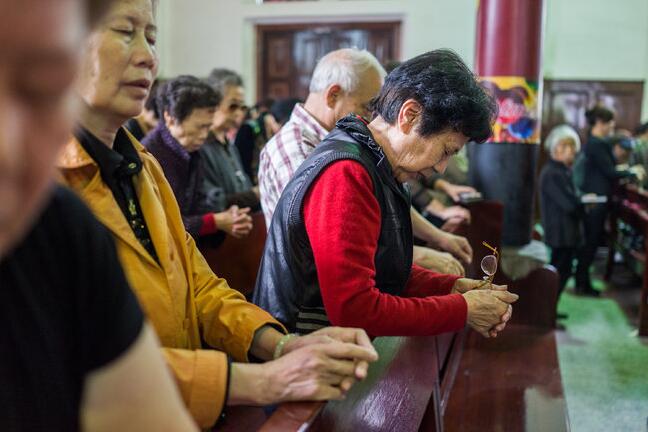2014年，温州一座官方认可的教堂举办的周日礼拜。中国目前有约6000万基督教徒。