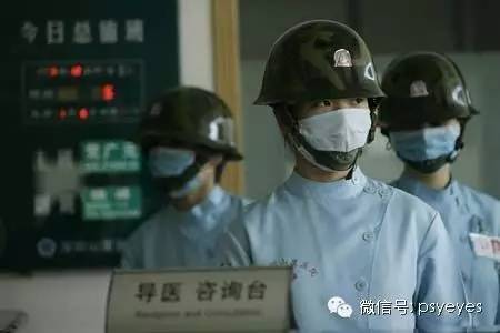 （2006年，深圳龙岗区山厦医院戴着钢盔的护士。）