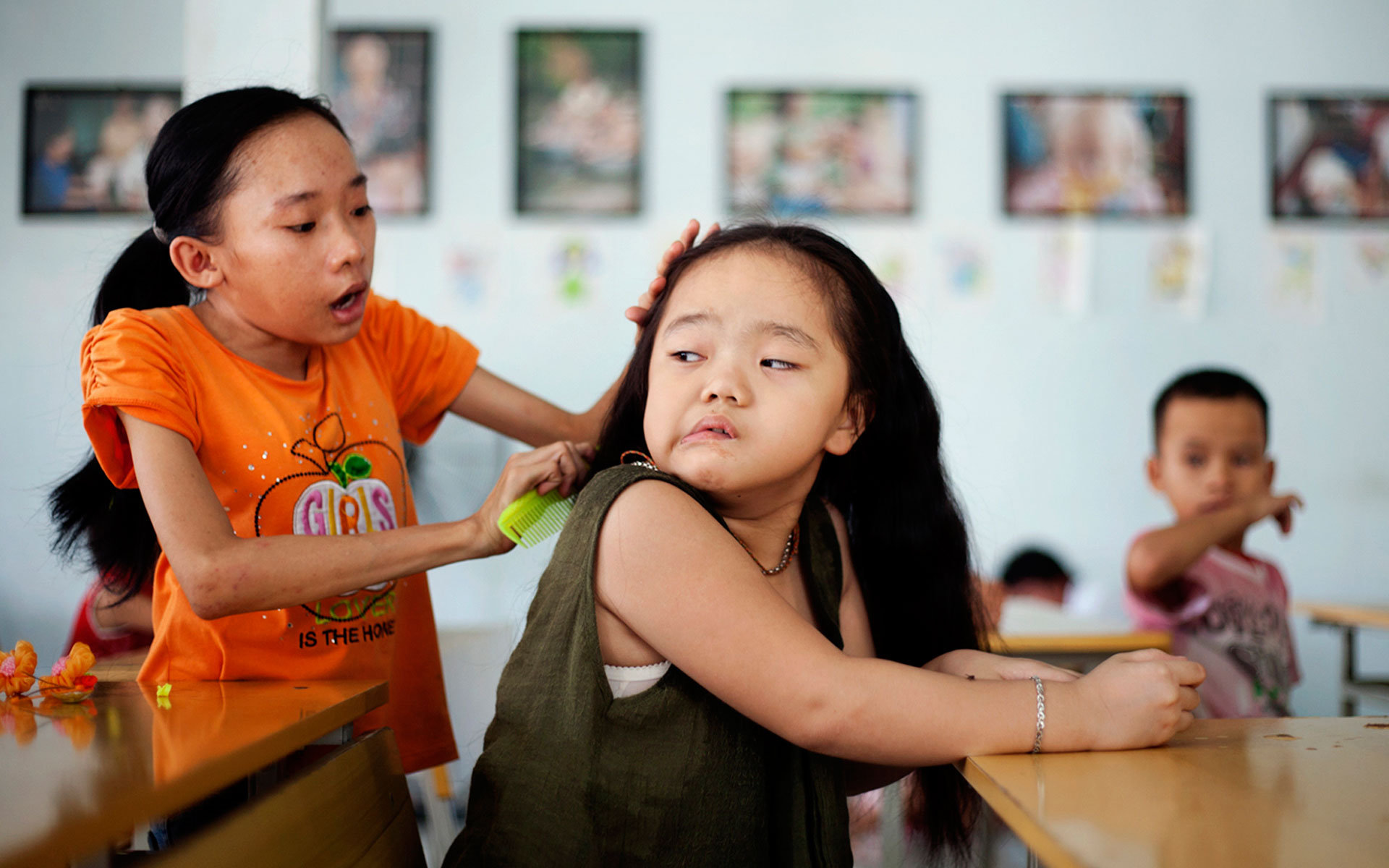 越南的一个儿童康复中心，这里的孩子都有先天的生理、心理缺陷，他们的父母都曾暴露在越南战争中美军喷洒的橙剂里，吸收了大量二噁英。/AP