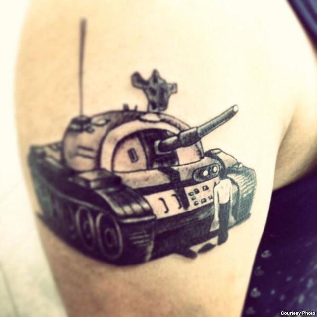 两年前，巴丢草将“坦克人”的形象刺在他的右臂上，希望能不忘作画初心。(巴丢草提供)