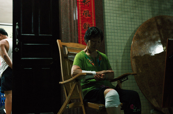 林祖恋太太杨珍阻止林祖恋被武警带走时受伤。端传媒摄影部