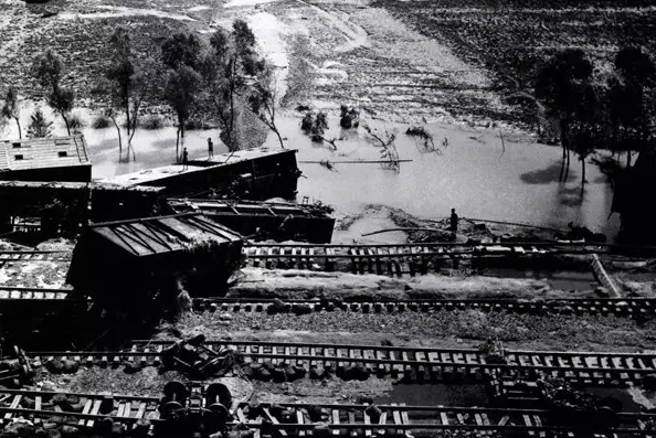 被洪水摧毁的京广铁路遂平段