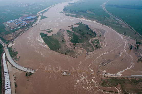 河北刑台市有农田和道路被水淹没。摄：Stringer/REUTERS