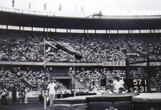 图：洛杉矶奥运会上，朱建华以2.31米的成绩获得男子跳高铜牌