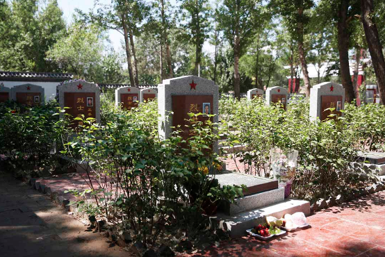 蔚县烈士陵园，这里安葬着13位在天津爆炸中牺牲的消防员。摄：Howard/端传媒