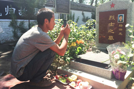 2016年6月8日，杨伟光生前最要好的堂兄到蔚县烈士陵园看他。摄：Howard/端传媒
