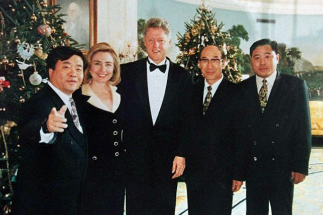 1994年，当时仍是贺业军的他曾与时任总统克林顿及第一夫人希拉莉在白宫合影