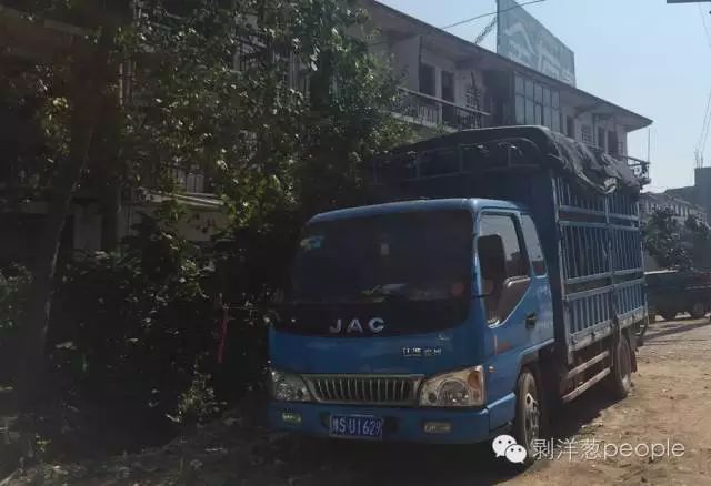 张国友运西瓜的货车依然停在事发地。新京报记者安钟汝 摄