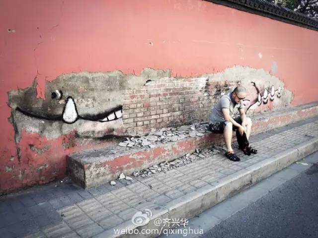考拉听 | 他在北京破墙上画了2只大熊猫 然后就被举报了