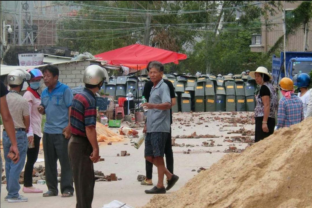 村民提供的相片显示，村口有防暴警察封锁驻守。村民发放予媒体的照片