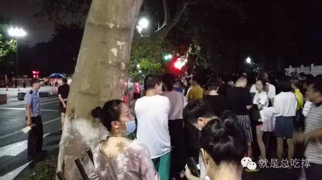 8月30日晚，杭州临近西湖处处关卡，警民对峙意味此时很浓（小明哥摄影）