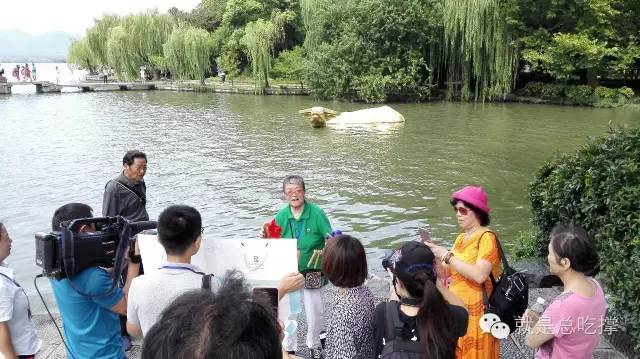 8月30日，电视台在西湖边拍摄大妈歌唱新杭州，反复排演员（小明哥摄影）