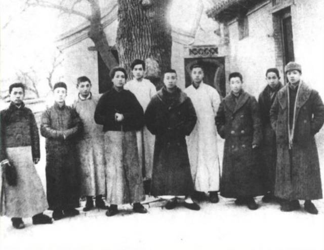 1920年，泽东同志和友人在北京合影