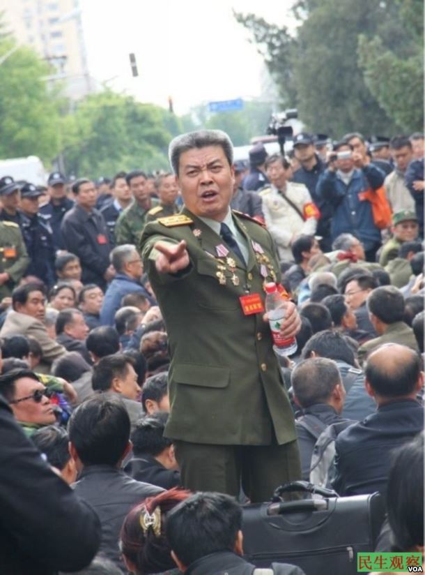 2014年5月5日，来自中国各地的上千复员军官齐聚中央军委、总政信访局上访维权。（图片来源：民生观察）