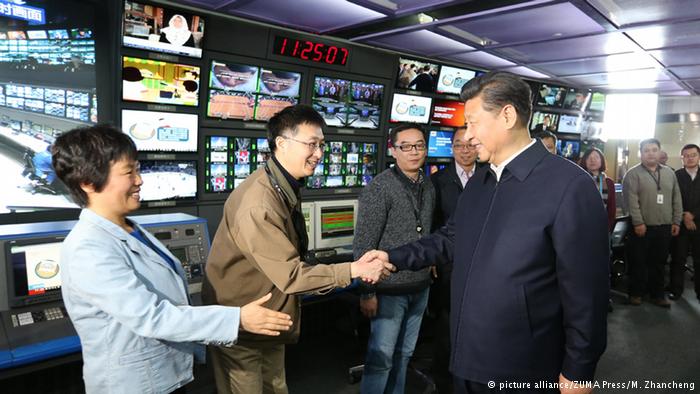 习近平今年2月视察中央电视台，强调“党媒要姓党”