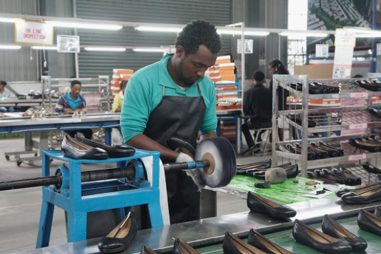 在埃塞俄比亚，一个普通制鞋工人的起始月薪大约在40-50美金左右。摄：張子竹