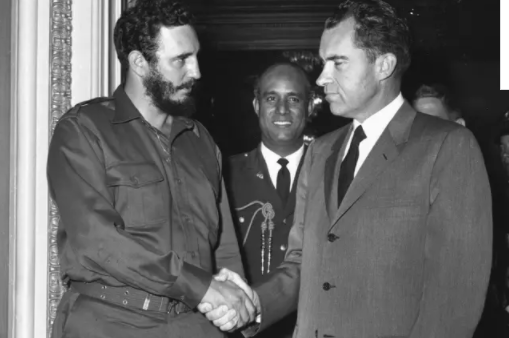 1959年，卡斯特罗（左）访美时与尼克松会晤