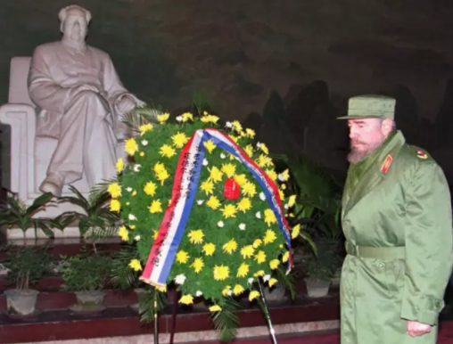 1995年12月，卡斯特罗参观毛主席纪念堂，向毛泽东的雕像献上花圈