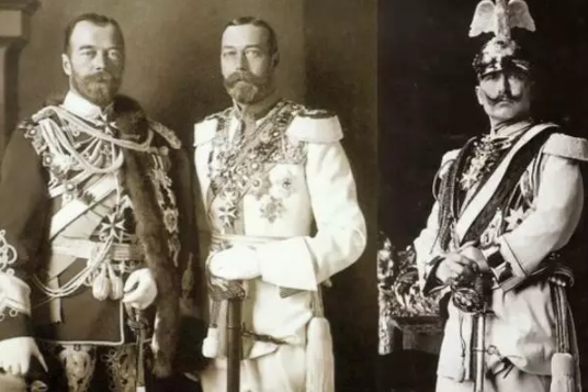 （从左到右：乔治五世、尼古拉二世、威廉二世）