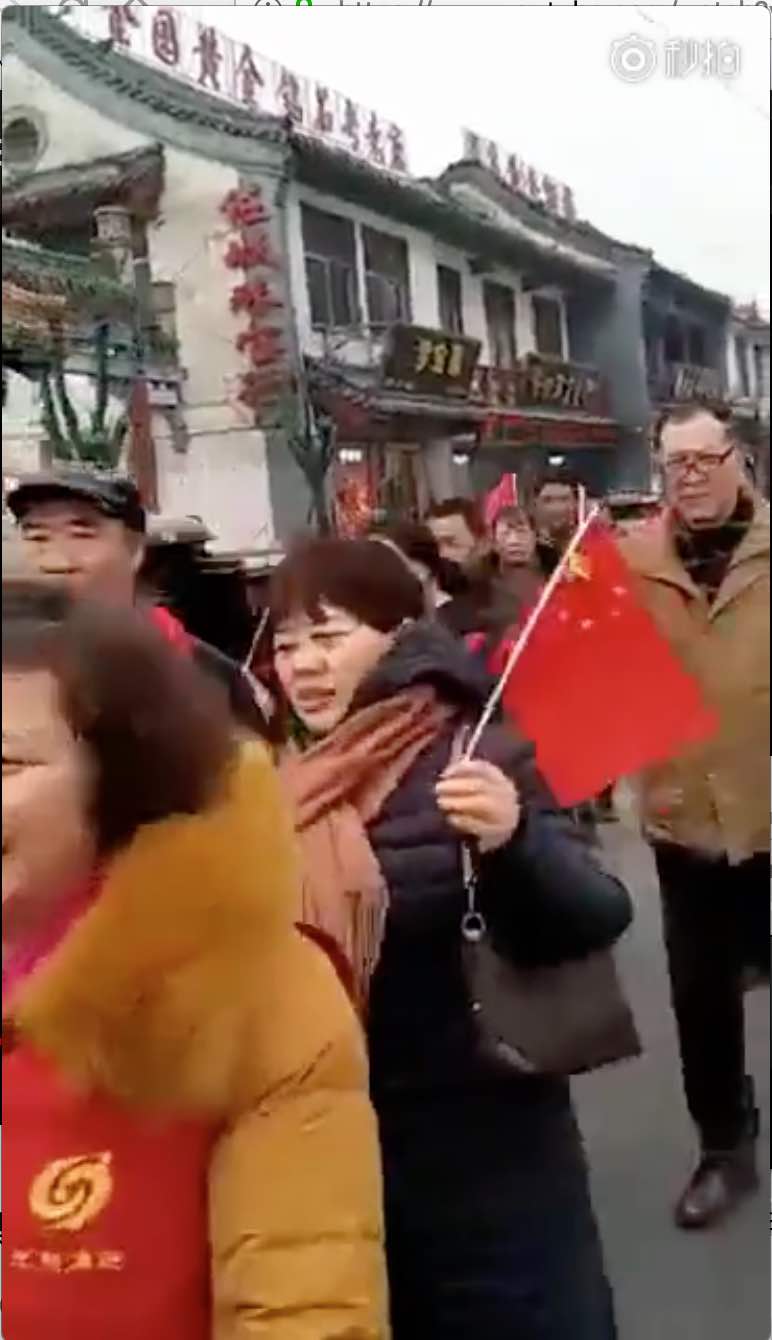 【CDTV】某地组织中老年人游行 “抵制圣诞节”