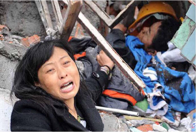 左手墨迹：灾难日变成感恩日，是谁在羞辱废墟中的幸存者？！