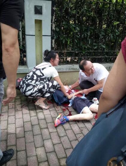 澎湃新闻 | 上海一男子在世外小学持刀伤人 两名学生已死亡