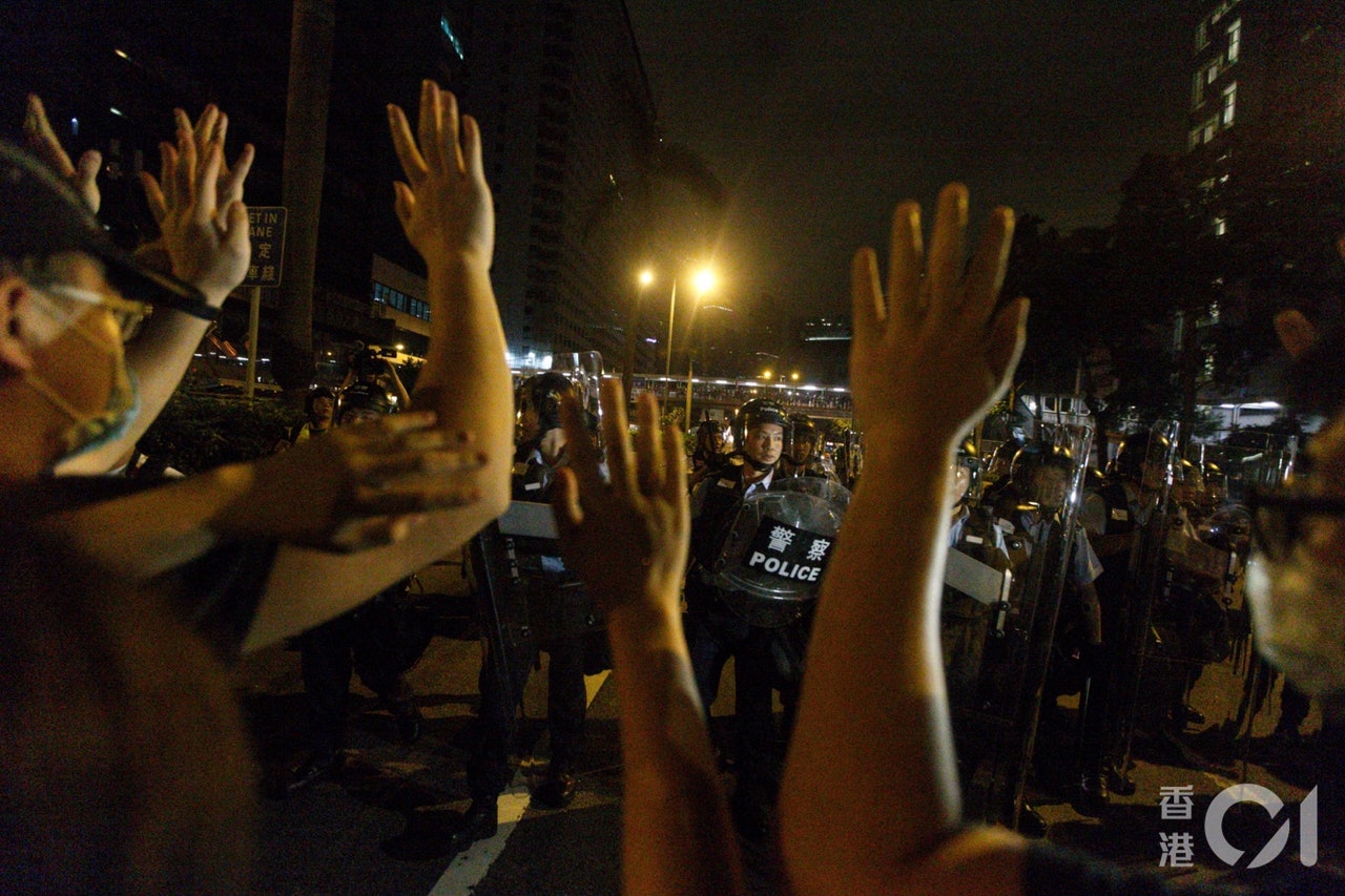 【众人推】香港立法会示威现场警方发射催泪弹 有抗议者受伤